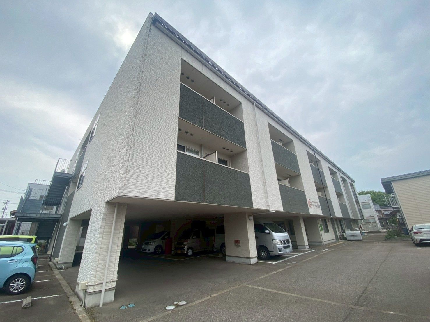 駐車場付きの建物外観