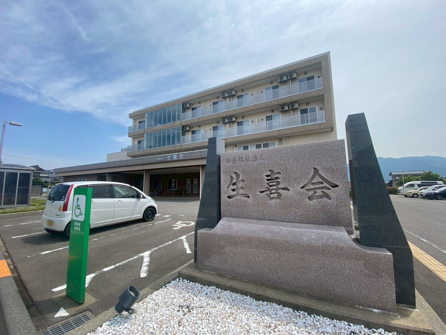 駐車場と建物の外観