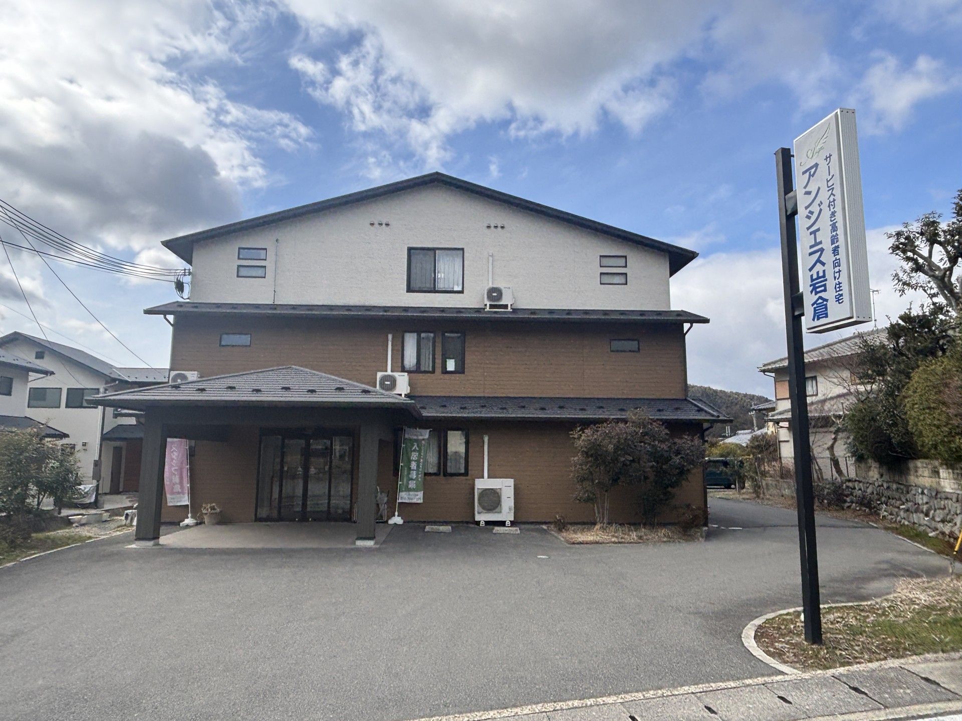 落ち着いた外観の建物