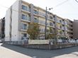 施設は交差点の角地にあり、大きな看板もあるので迷うことなくご来館が可能。白とグレーのモノトーンな外観が目印となる。
