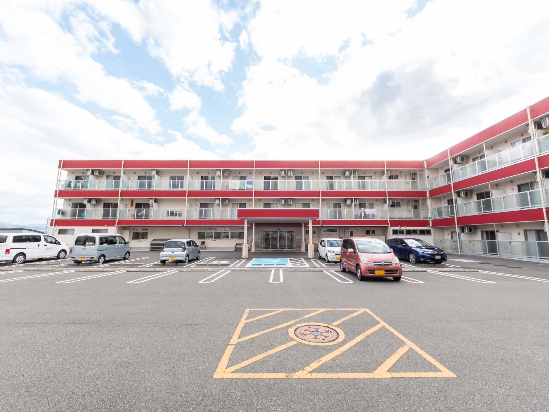 広い駐車場の建物外観