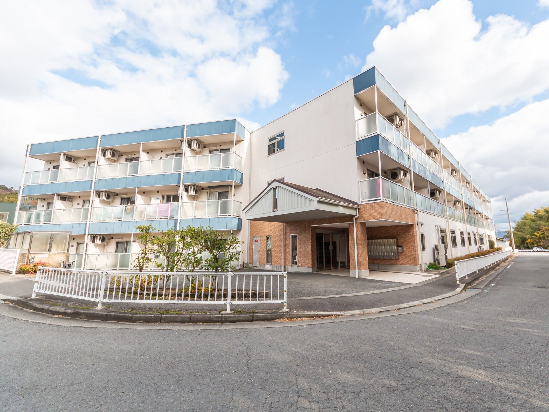 三階建ての建物外観