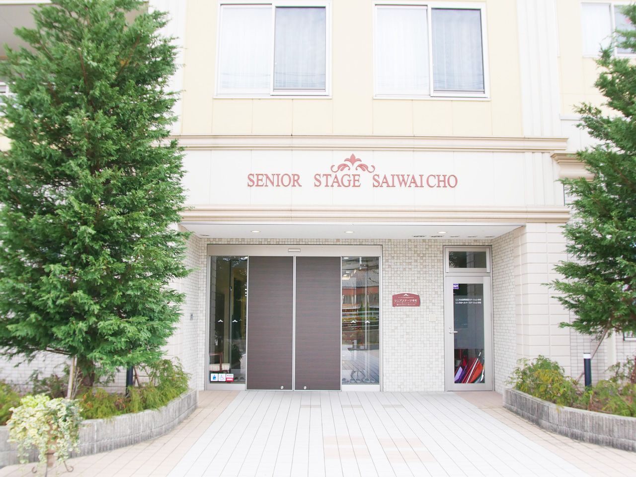 明るいエントランスの建物