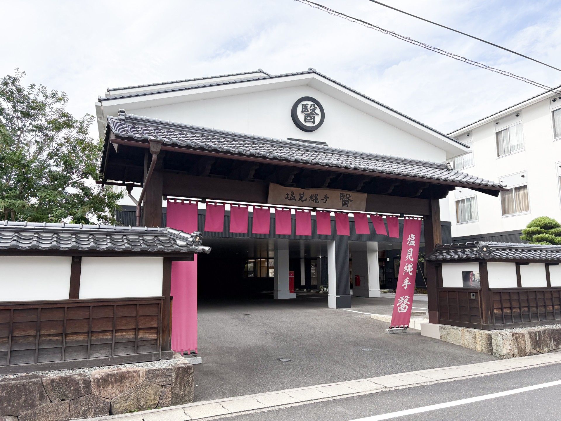 伝統的な門構えの建物