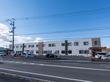 道路沿いの建物外観