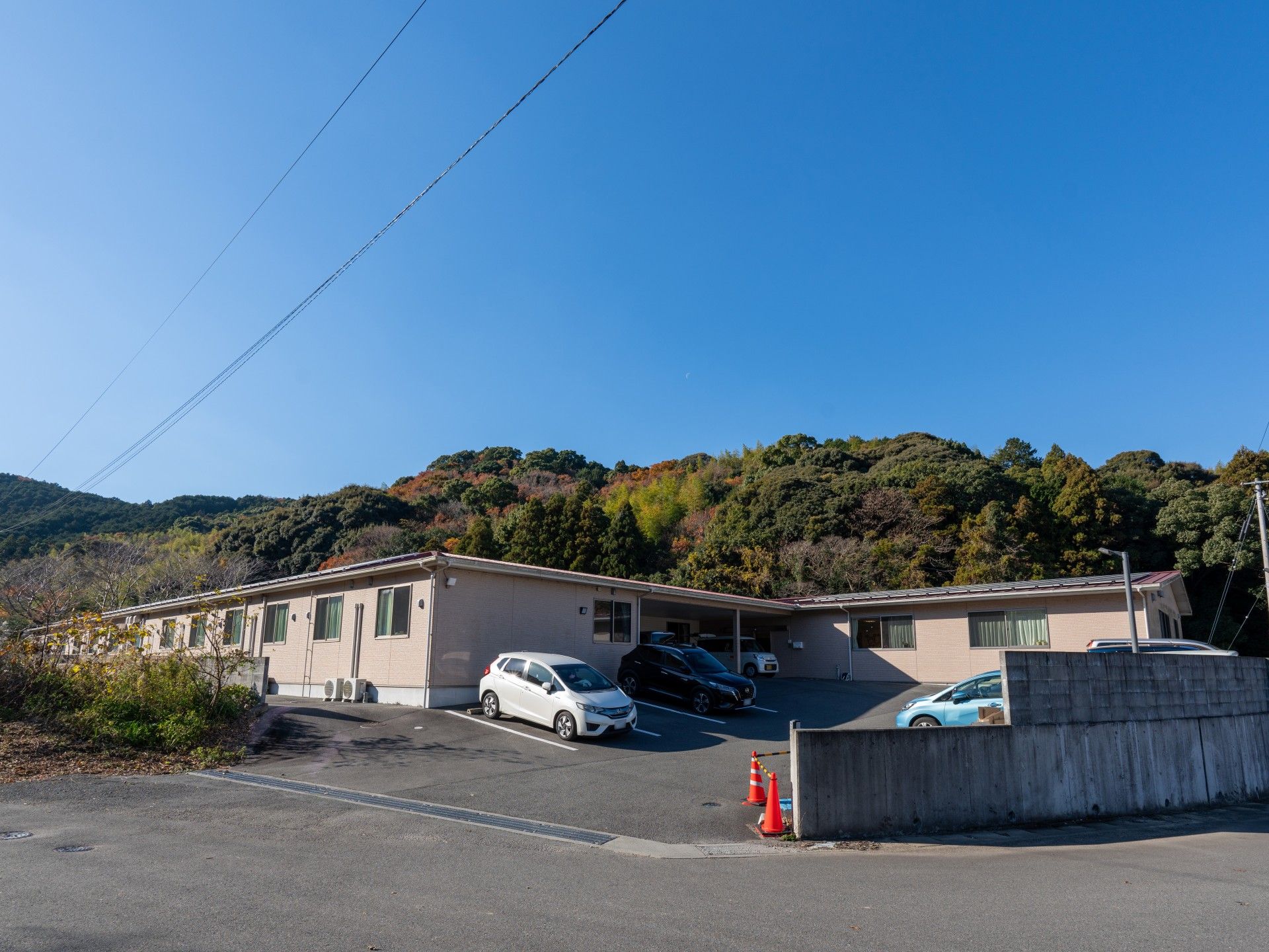自然に囲まれた建物外観