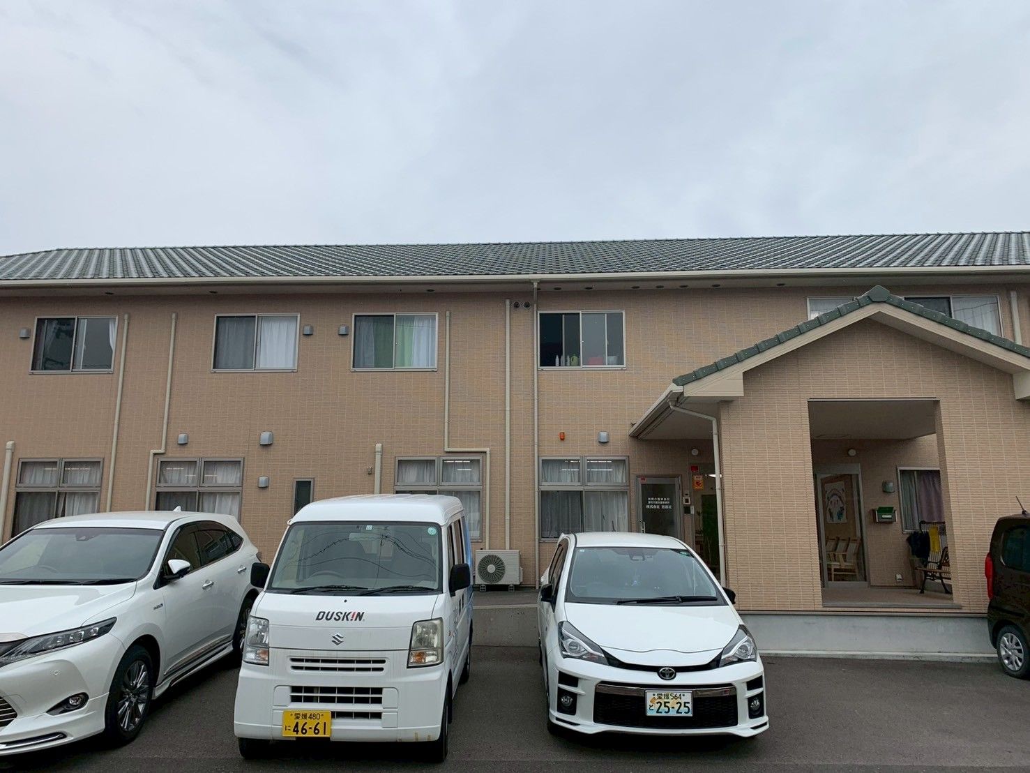 駐車場のある建物外観