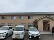 駐車場のある建物外観