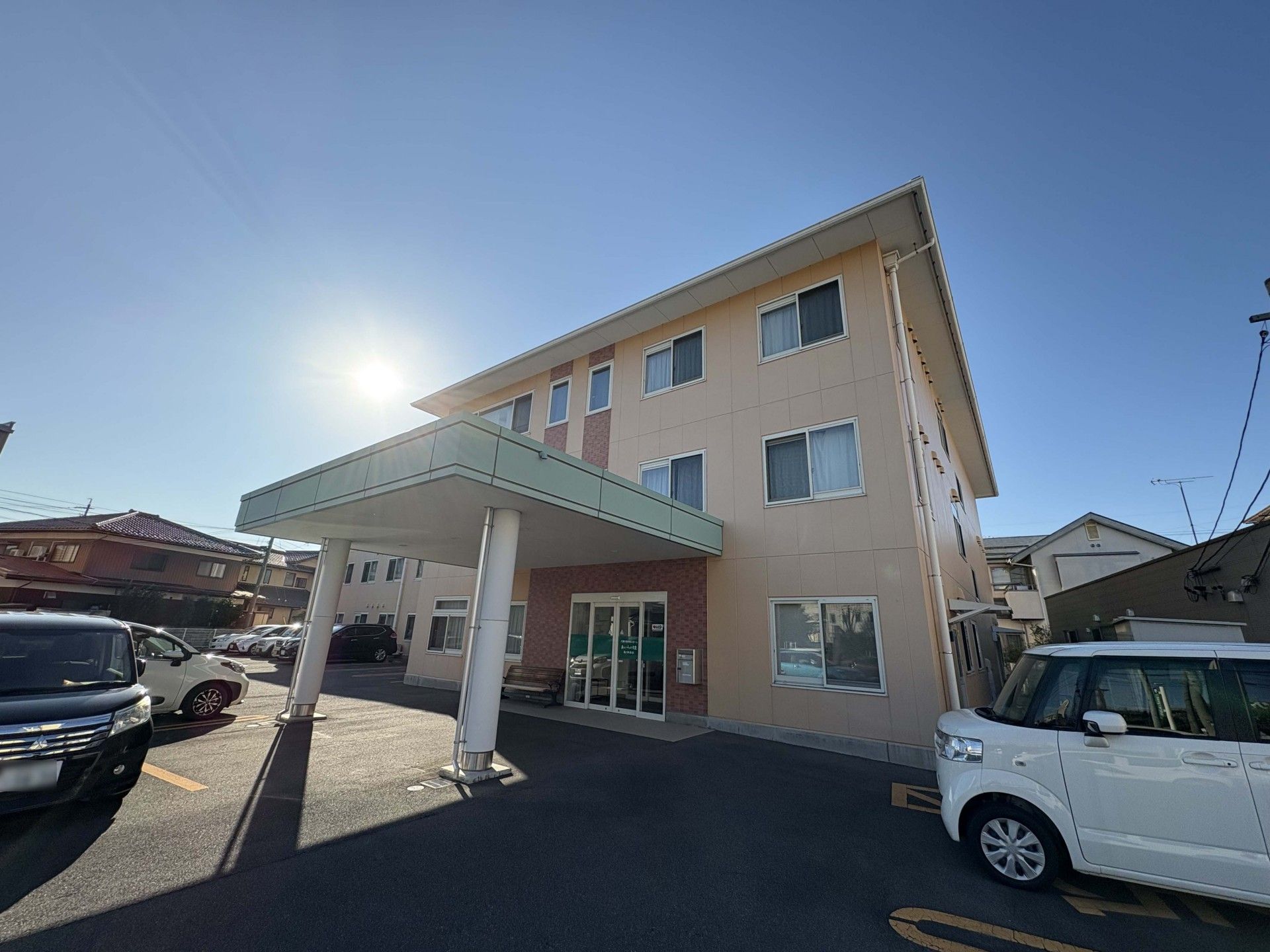 日差しが差し込む建物の外観
