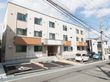 施設は3階建てで、敷地内に駐車場がある。周辺環境は住宅地で、閑静な立地である。穏やかな雰囲気で生活することができる。