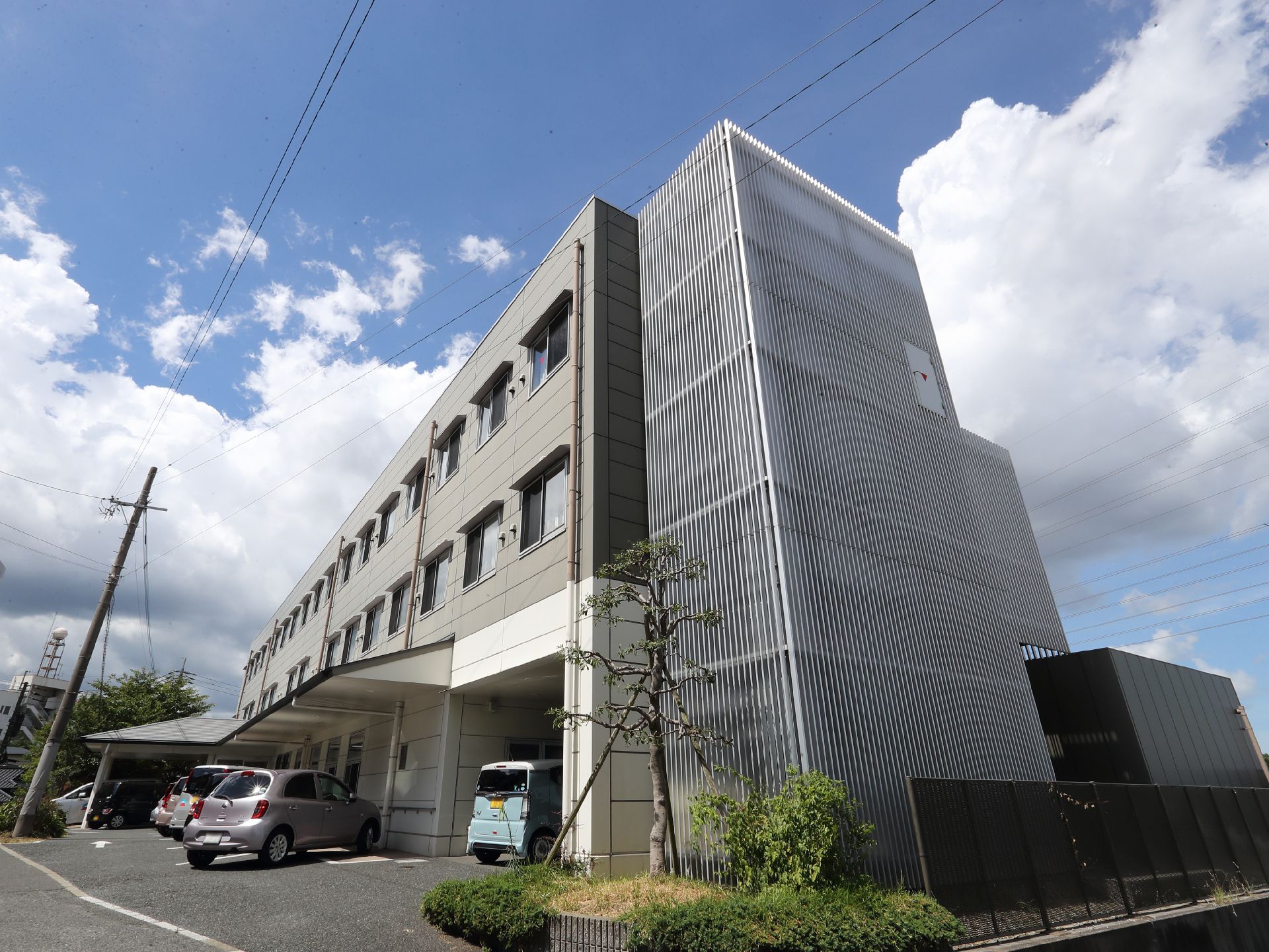 ３階建てでグレーの外観の建物