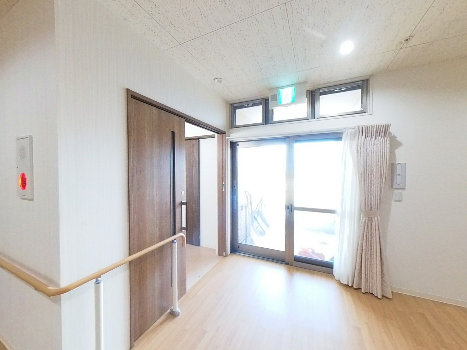明るい廊下と出入口