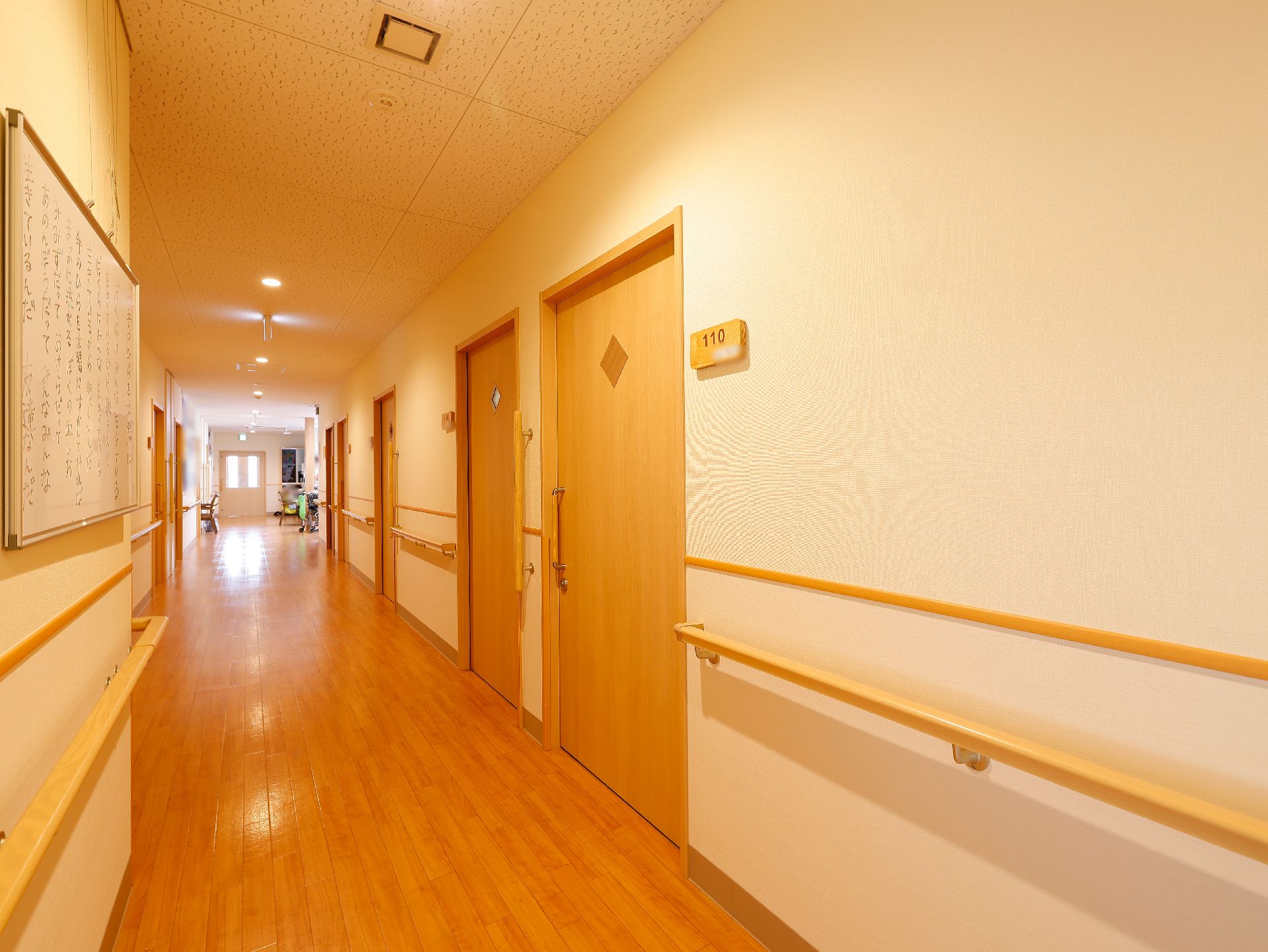 バリアフリー化されて壁に手すりが取り付けられている廊下