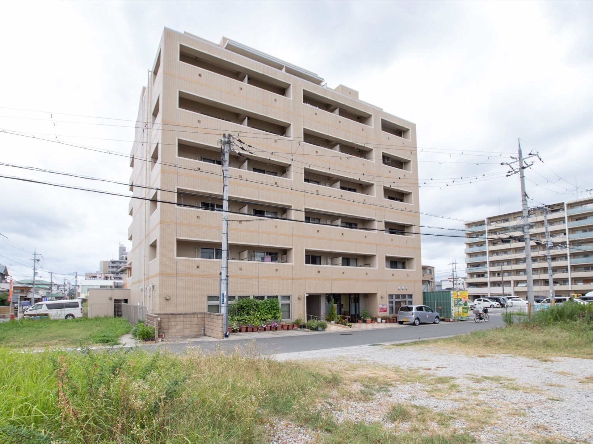 閑静な住宅地に立地している7階建ての施設である。交通アクセスが良好で最寄り駅が近く、銀行や商業施設も点在している。