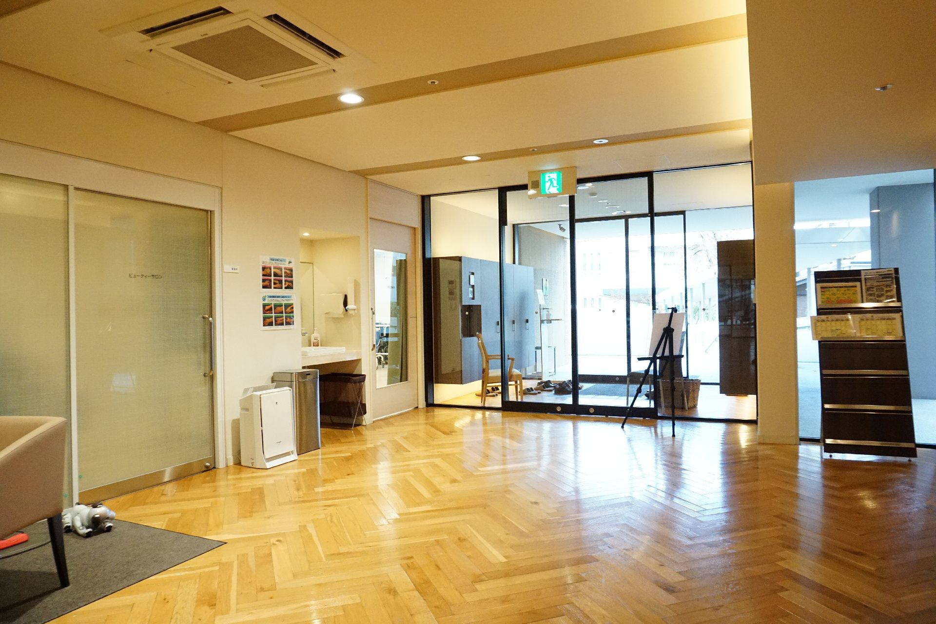 自動ドアが設置され、ベンチが設置されている玄関