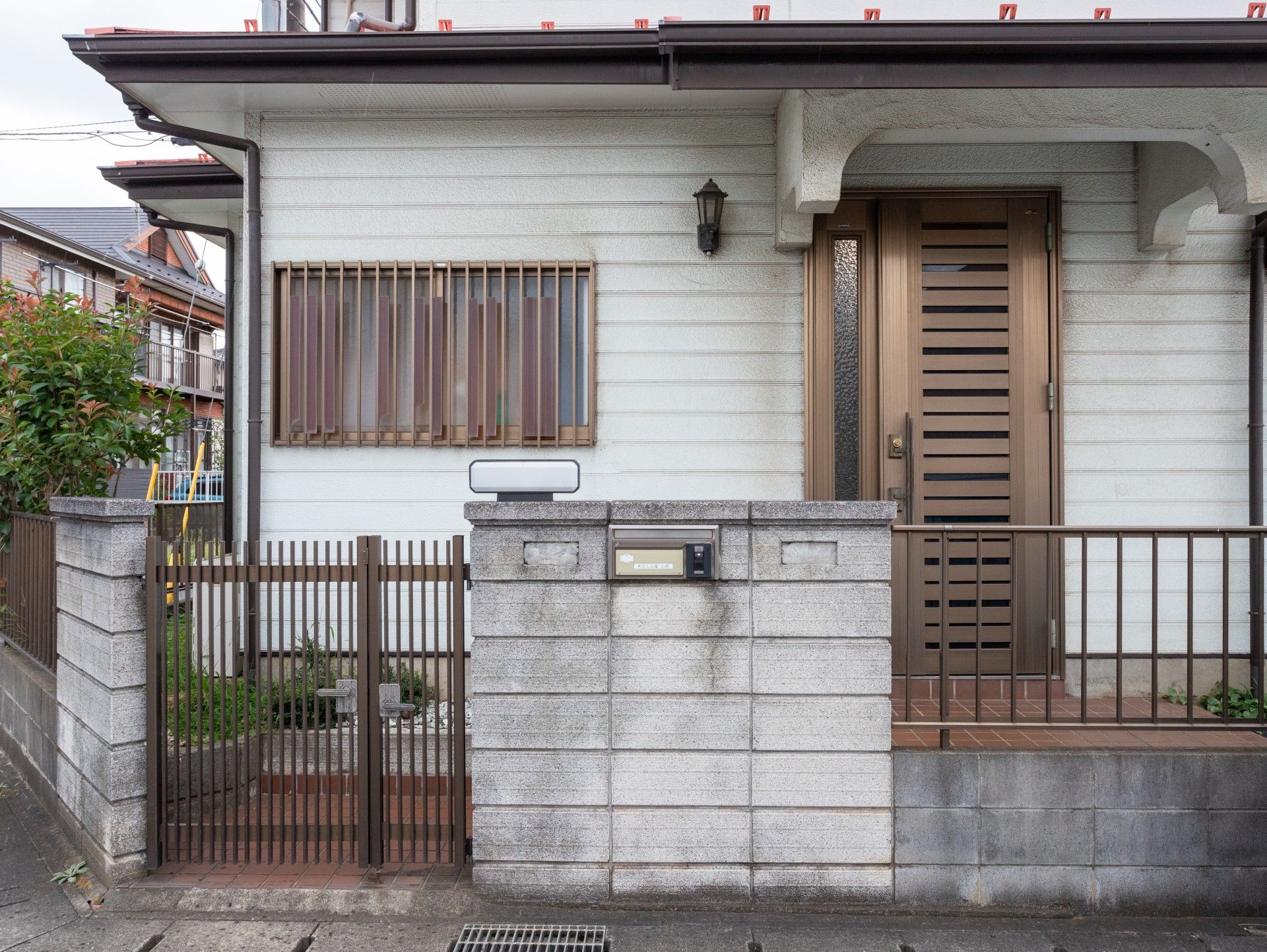家庭的な外観の入口