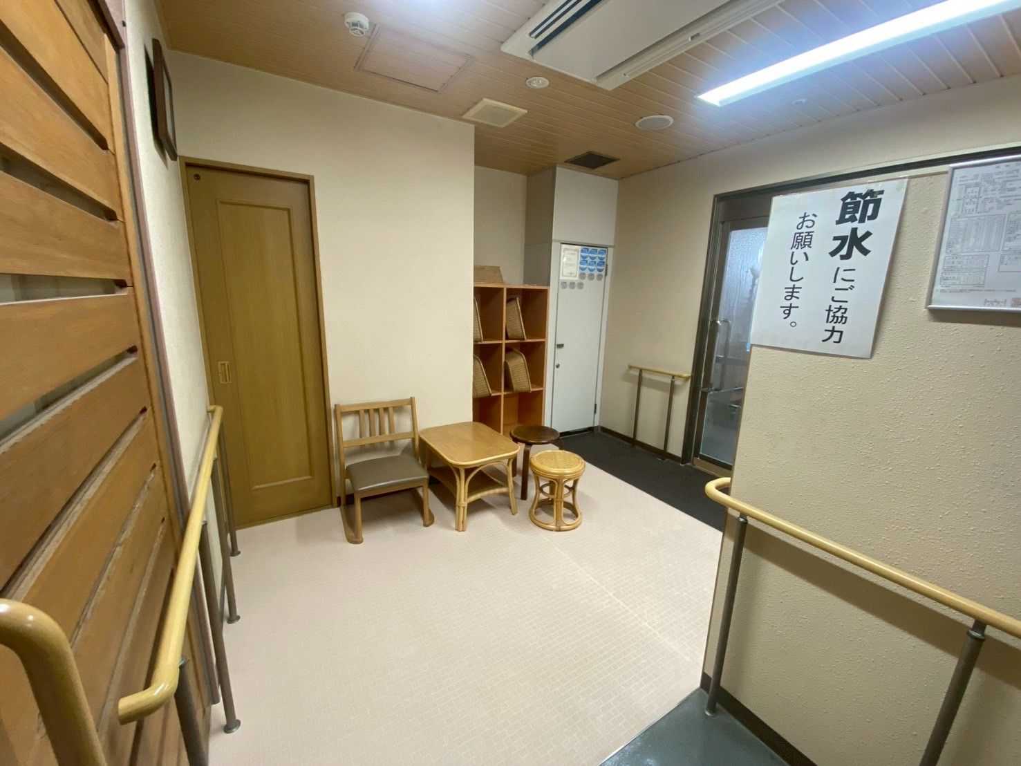 椅子とテーブルのある廊下