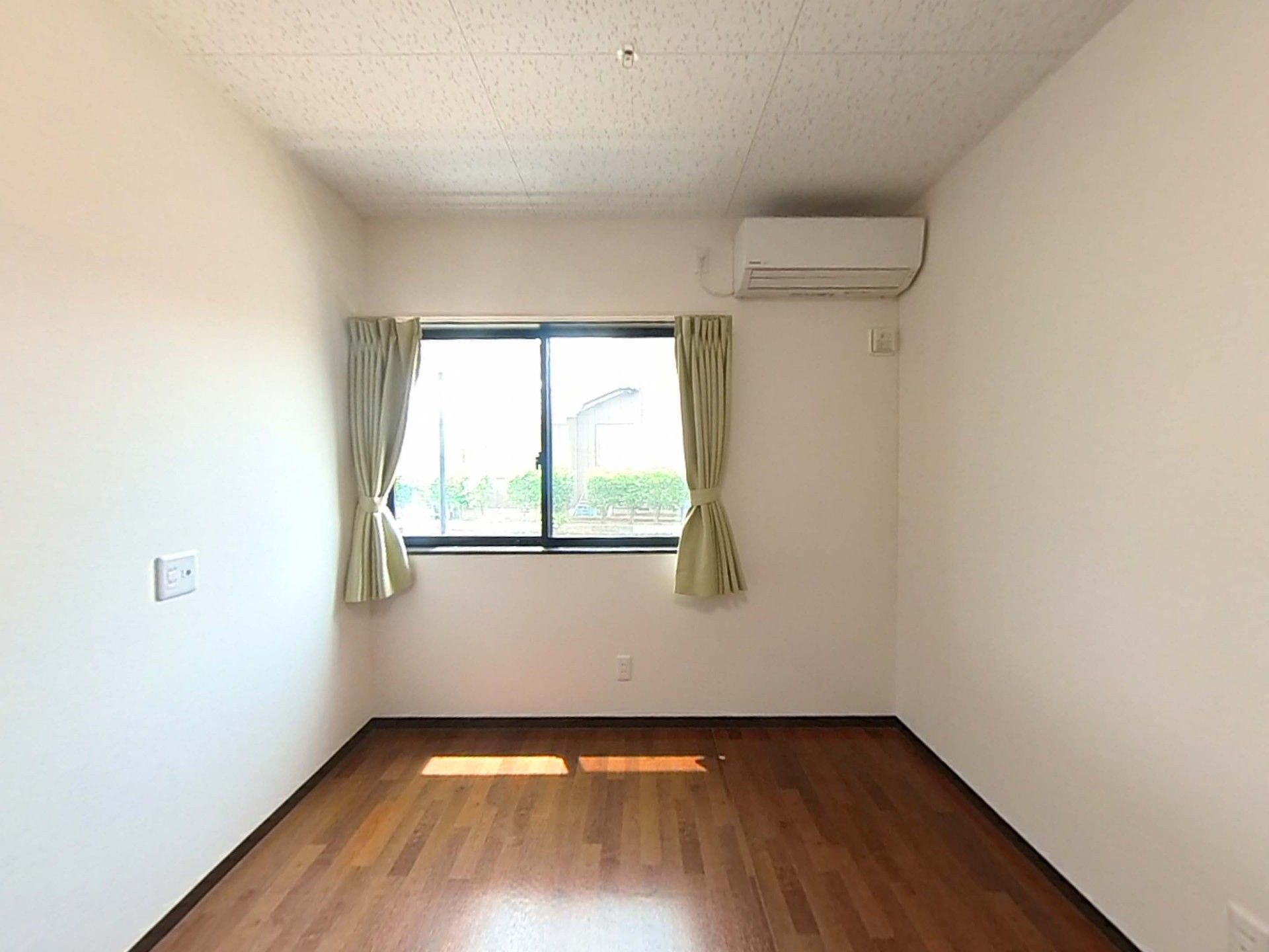 日差しが差し込む部屋