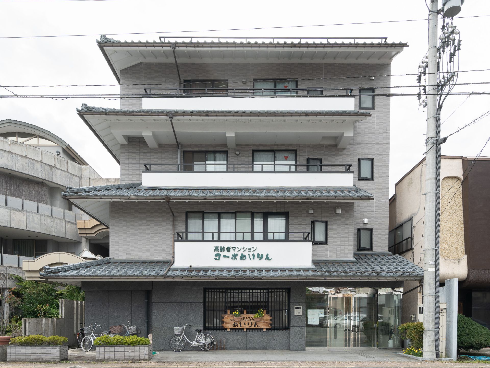 周辺に飲食店がある施設外観