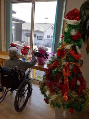 クリスマス飾りの窓辺
