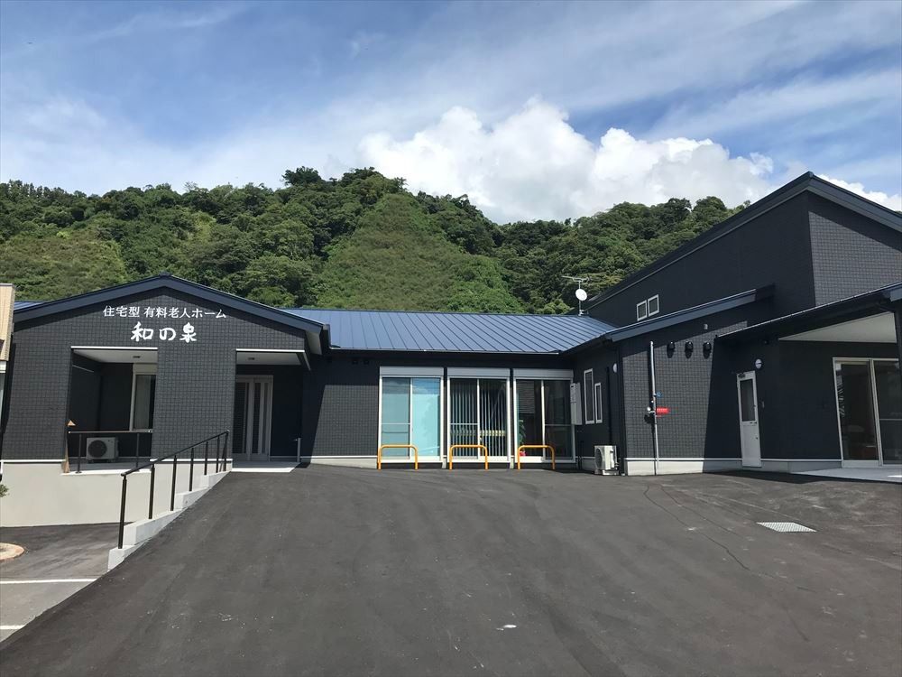 緑に囲まれた建物の外観