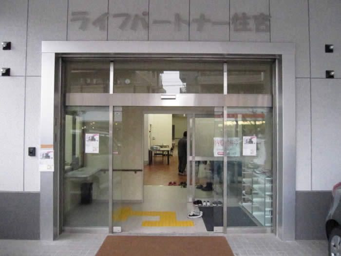 入り口の自動ドア施設