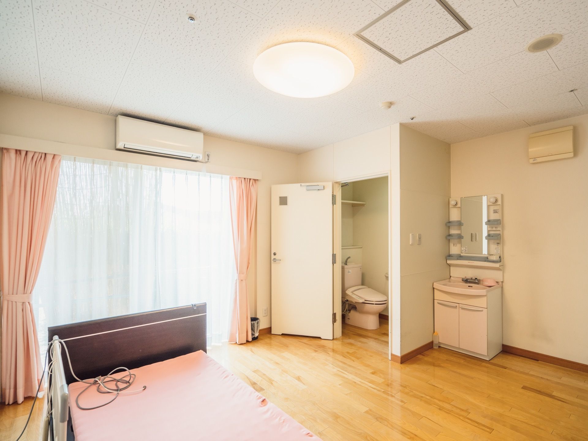 居室の奥には温水洗浄便座付きのトイレが設置されているので、自室で基本的な生活が賄えるようになっている。