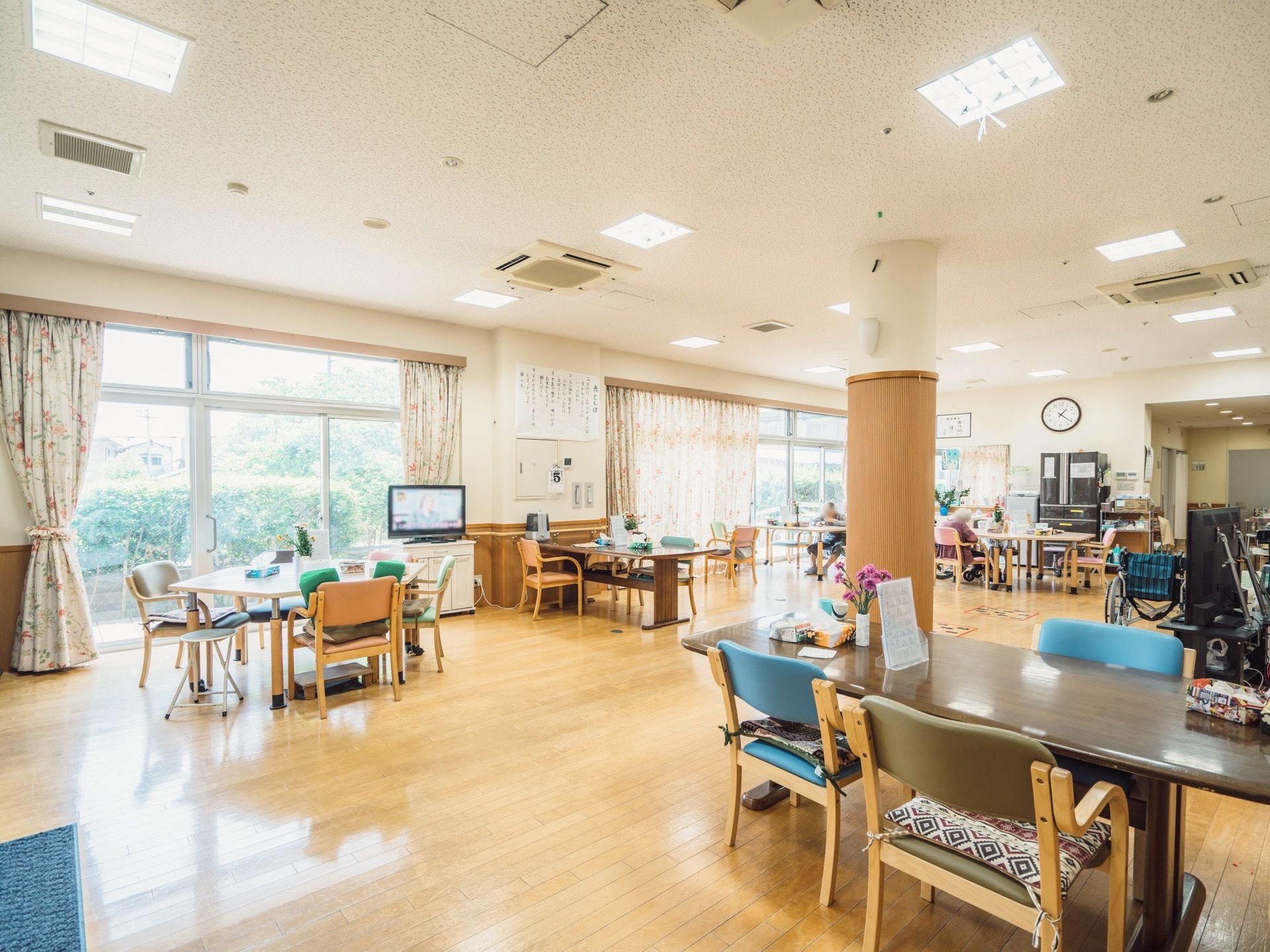 室内は大きな窓から日が良く入り、明るく居心地の良い雰囲気になっている。外の景色を眺めながらゆったり寛ぐことができる。