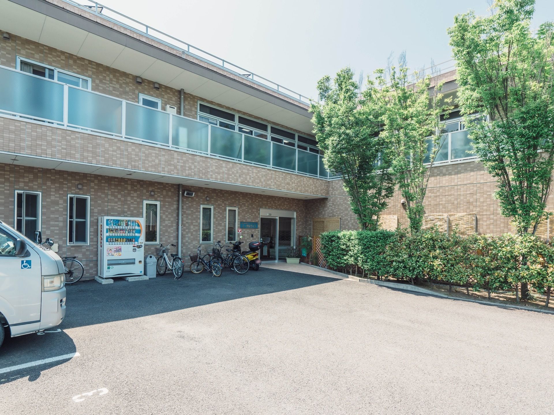エントランスのすぐそばに駐車スペースが設けられているので、入居者様は移動の負担を最小限に抑えて外出ができる。