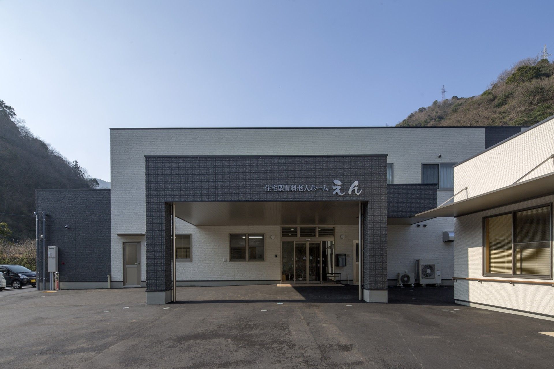 広いエントランスの建物