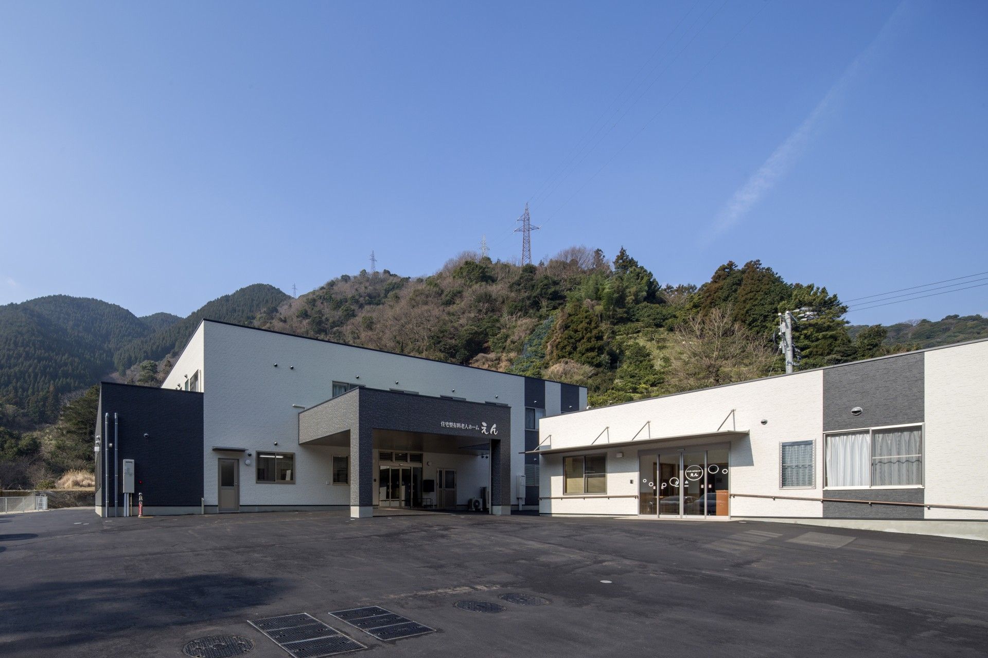 自然に囲まれた建物外観