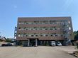 広い駐車場の建物外観