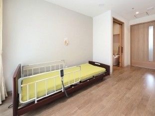 ベッドとトイレのある部屋