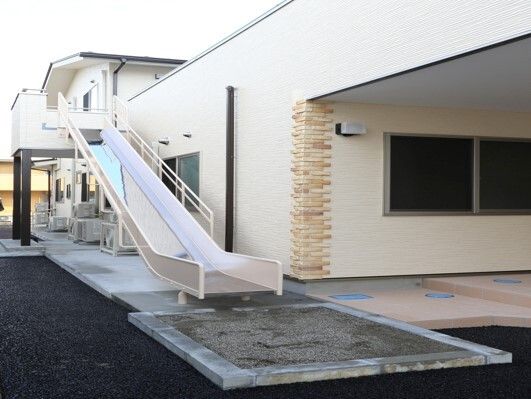 ２階建ての建物の2階部分のベランダには滑り台が設置され、避難をスムーズにできる。
