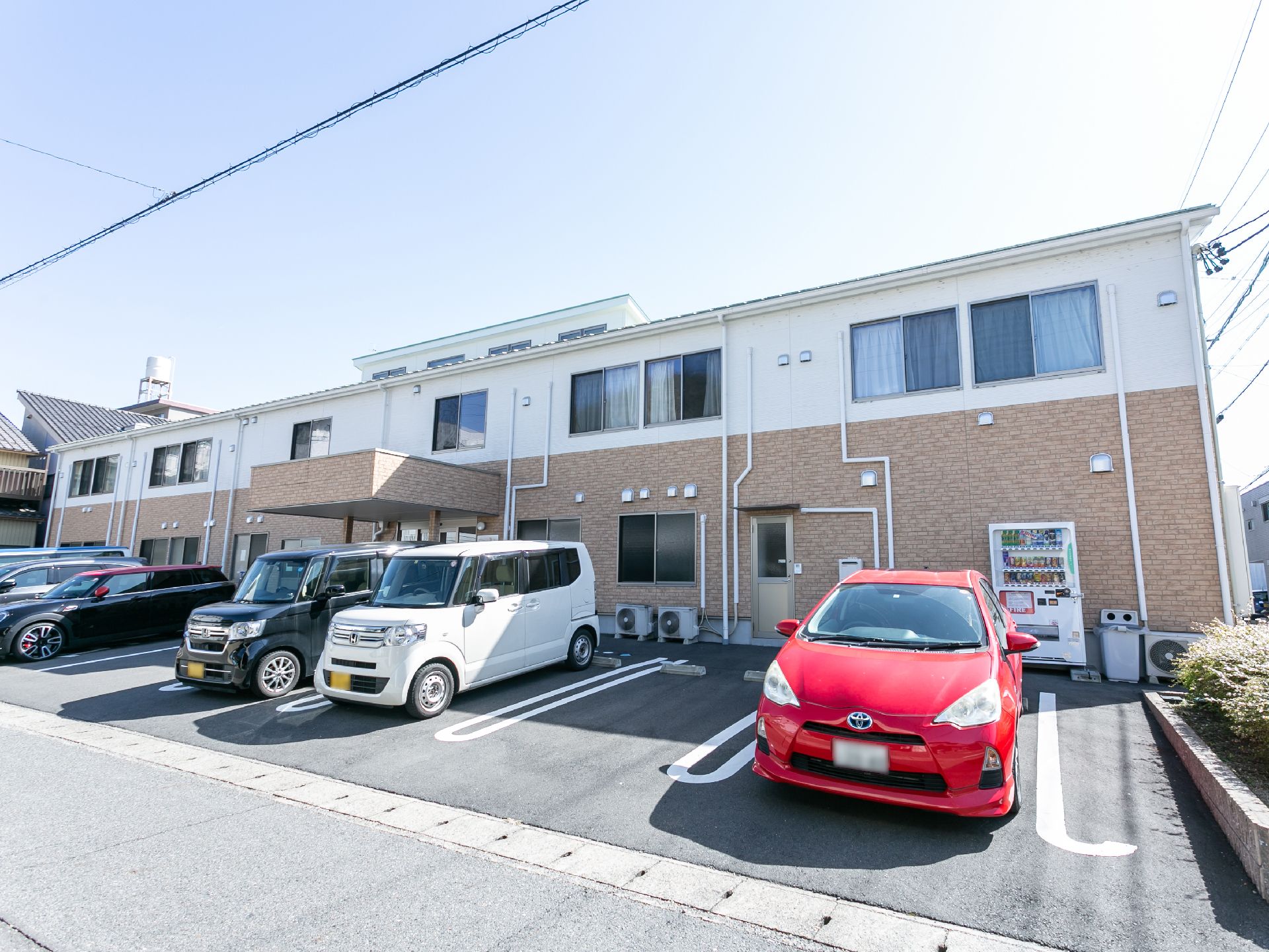 段差が排除された、車椅子の方でも楽に入館できる施設の外観