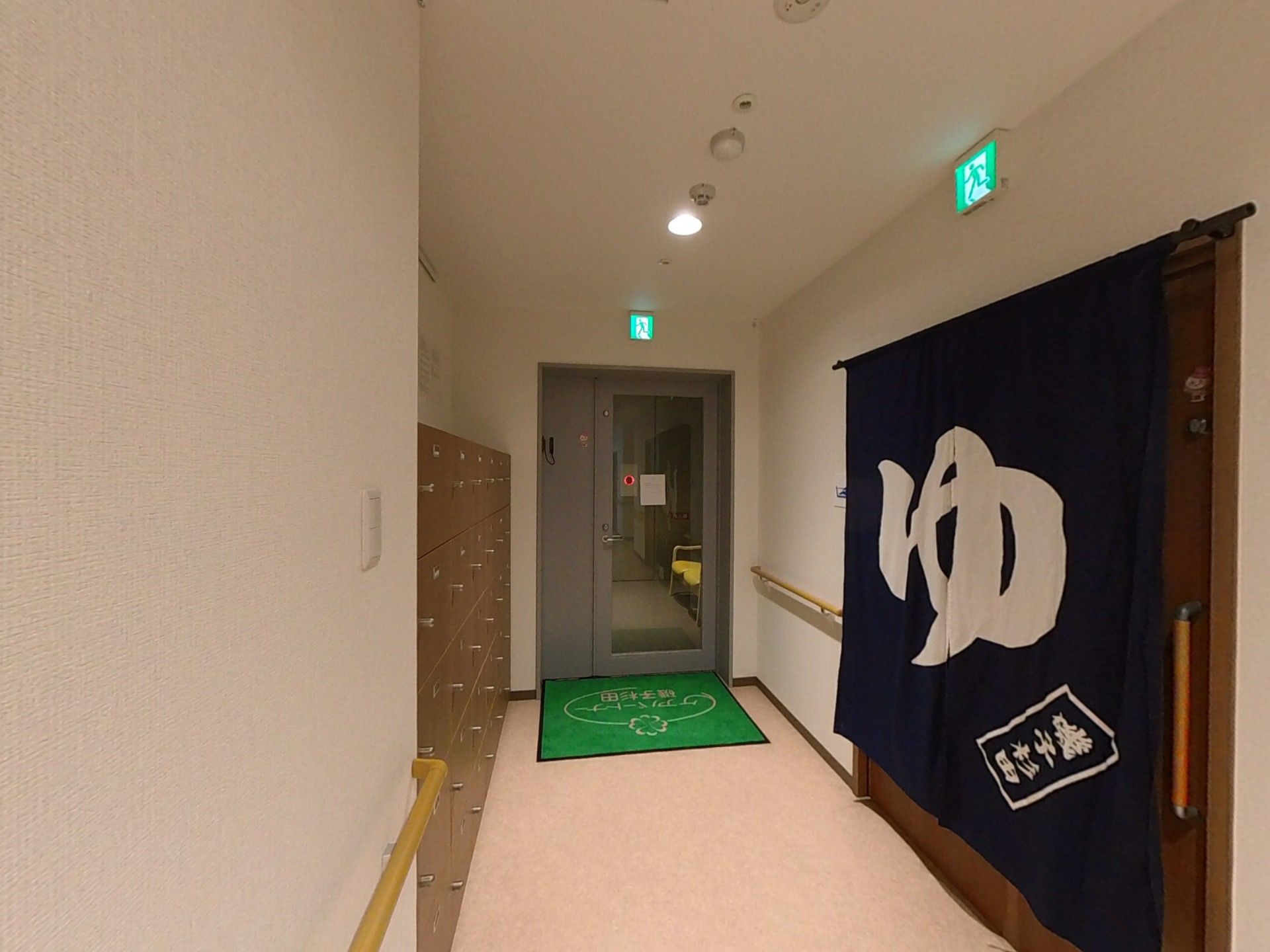 温かな雰囲気の廊下