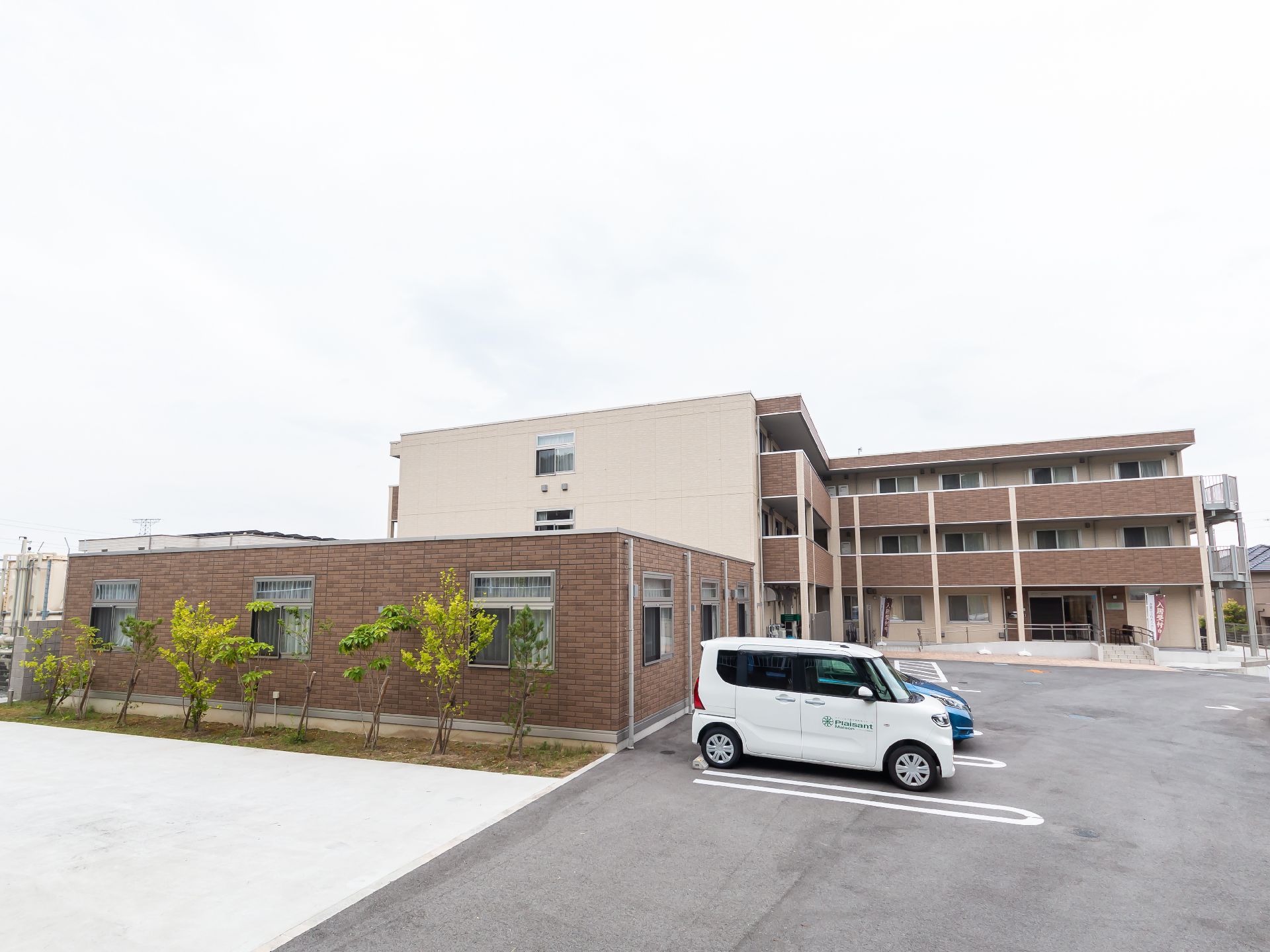鉄骨造３階建ての建物の写真。プレザンメゾン宝塚山本の外観写真
