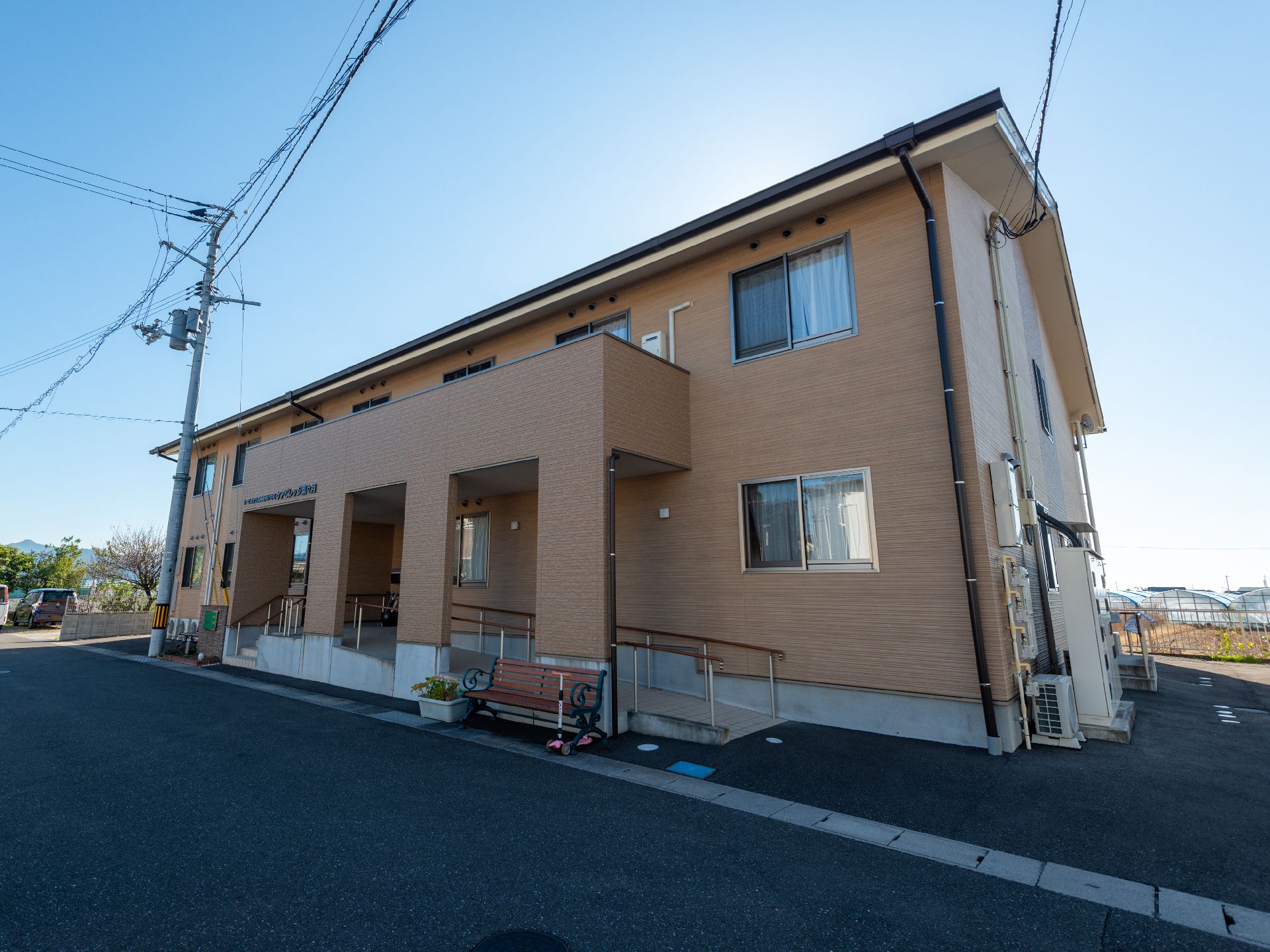 レンガ風の落ち着いた住宅型の外観