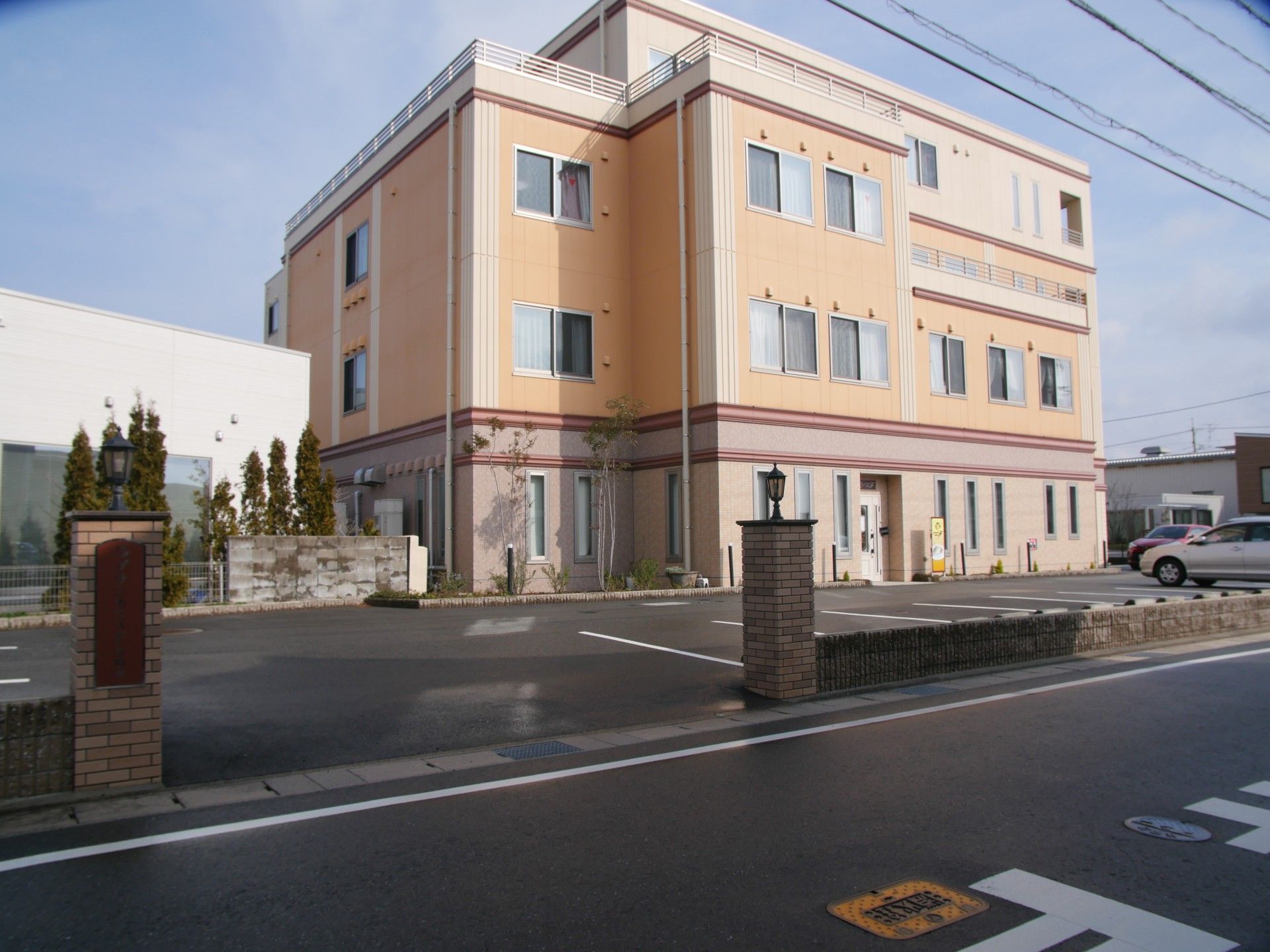 落ち着いた色合いの建物外観