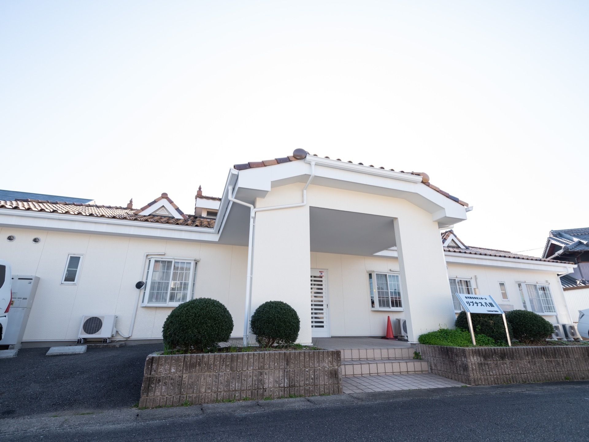 玄関上部には雨除けの屋根が設置されている。焦ることなく、ゆっくりと身支度をして出入りすることができる。