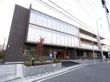 白とブラウンを基調とした３階建ての介護施設の外観