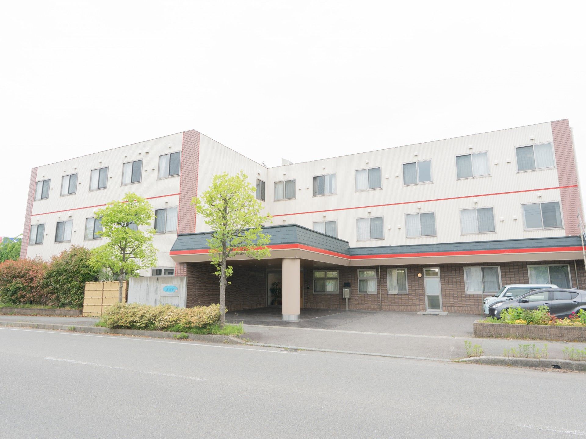 緑に囲まれた建物の外観
