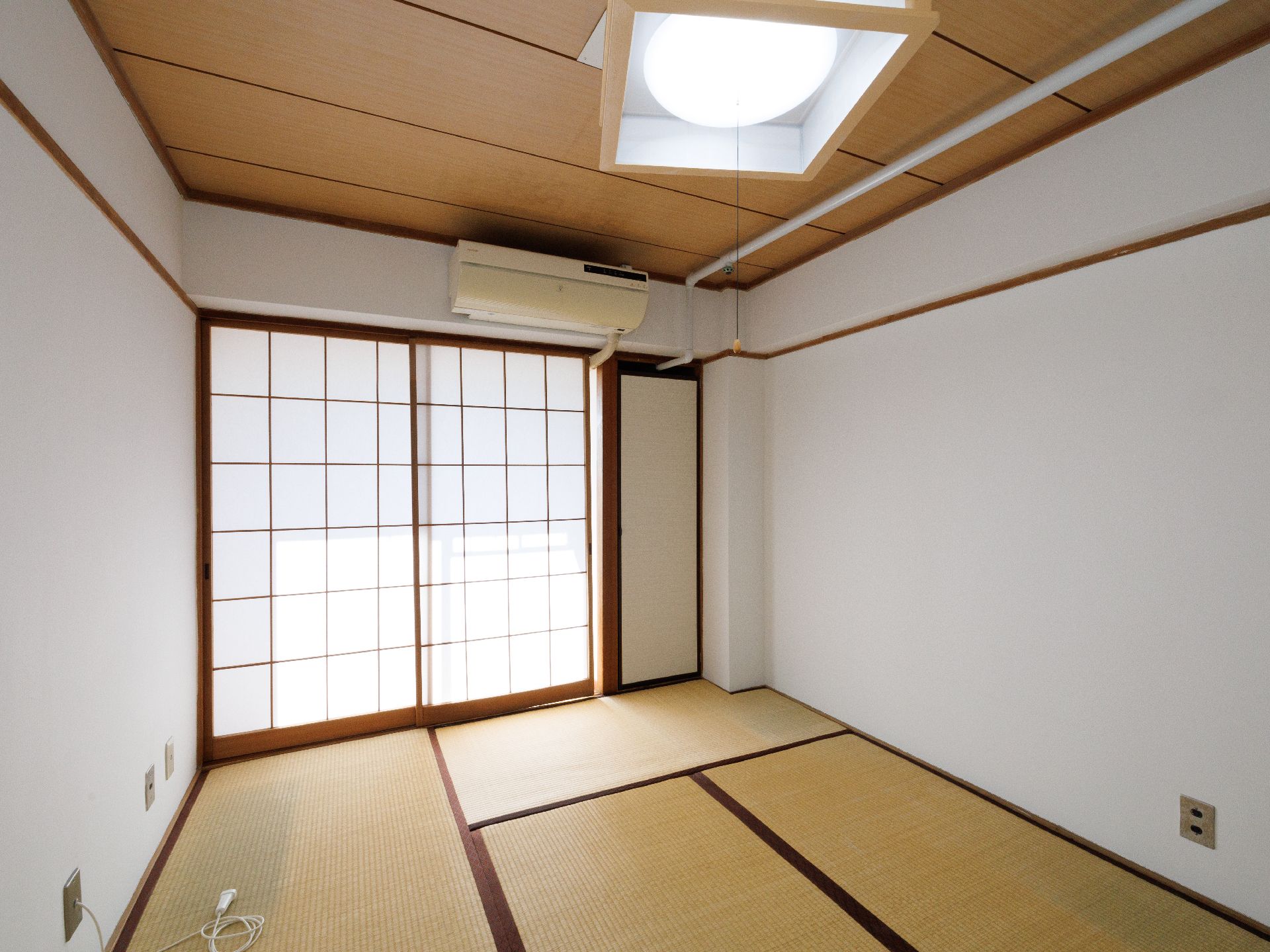 窓から多くの日差しが入り、家具を多く置くことのできる居室