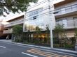 白を基調とした三階建ての介護施設の外観