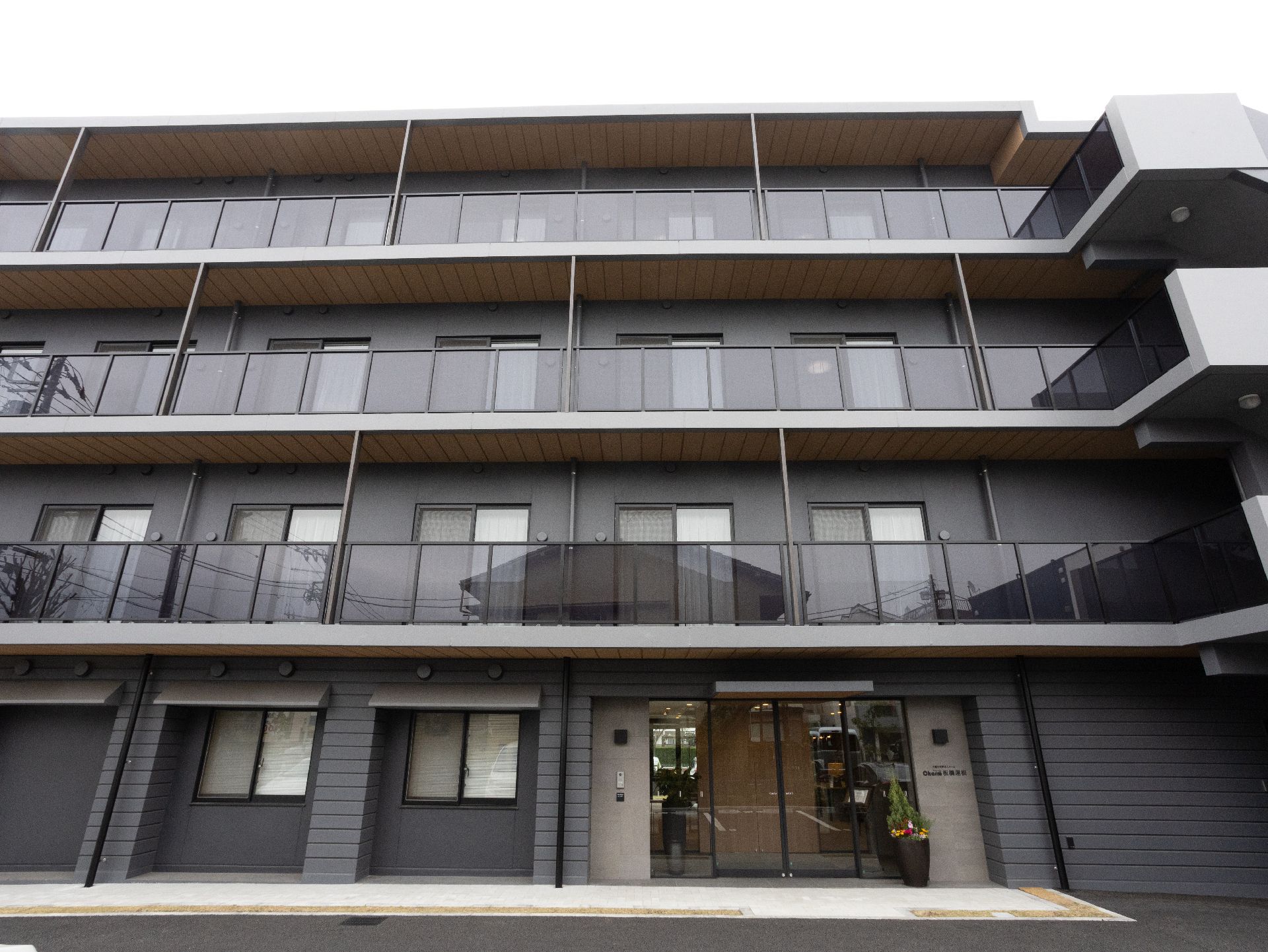 お洒落な色合いで、高級マンションのようにも見える施設の外観