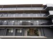 お洒落な色合いで、高級マンションのようにも見える施設の外観