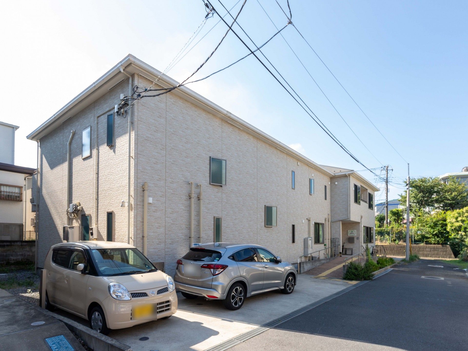 駐車場のある建物外観