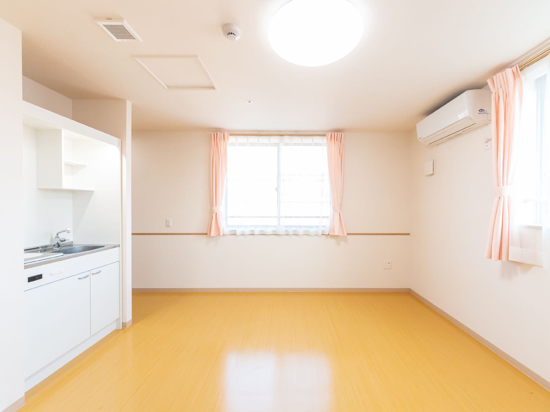 窓から日差しが入り、キッチンが置かれている居室