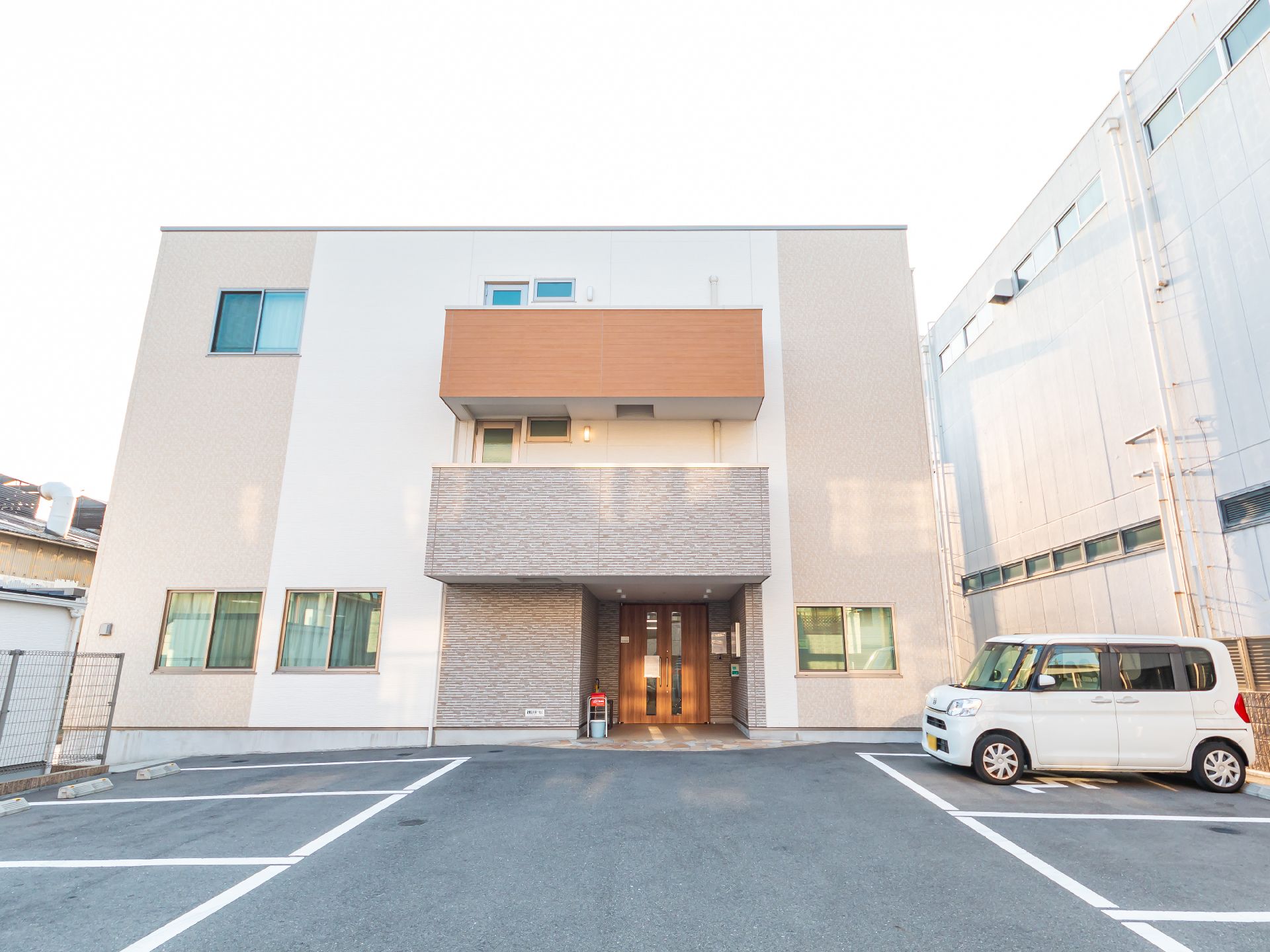 屋根・外壁ともに落ち着いた色合いの介護施設の外観