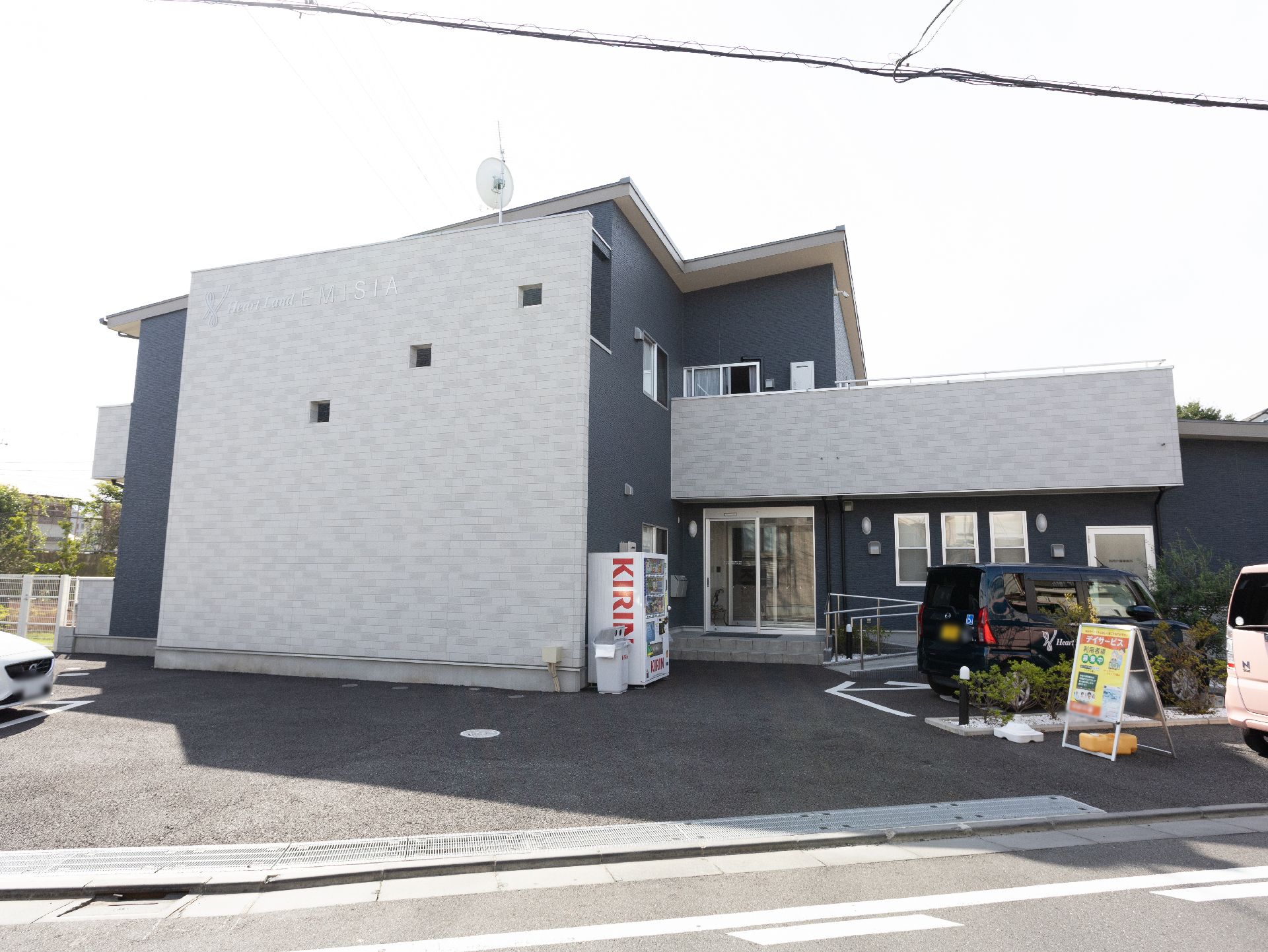 屋根と外壁ともに落ち着いた色合いで、住宅のような雰囲気がある外観